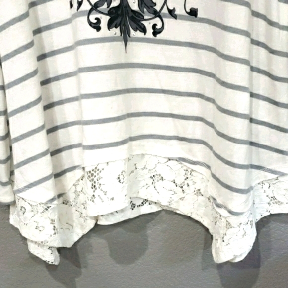 Womens Vneck graphic knit top lace trim top size Large - Picture 4 of 8